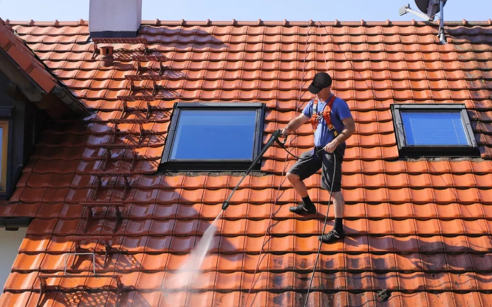 Mężczyzna czyszczący dach